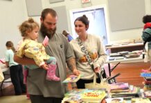 Rossford coffee shop honors Dolly Parton with ‘$0 Book Fair’